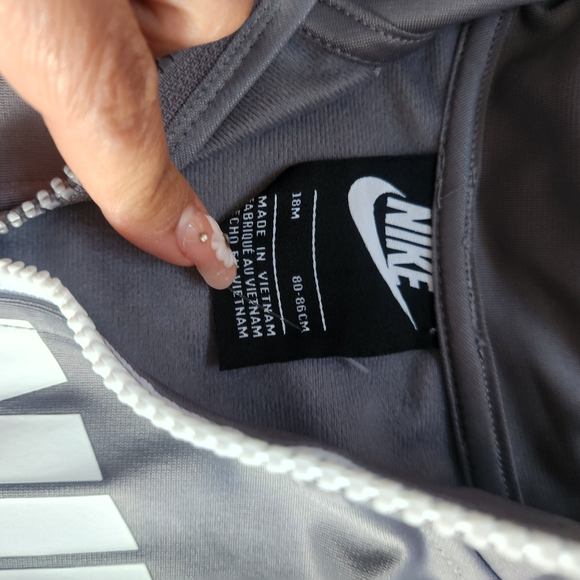 Nike Kids Matching Set in Gray and White - Picture 3 of 7